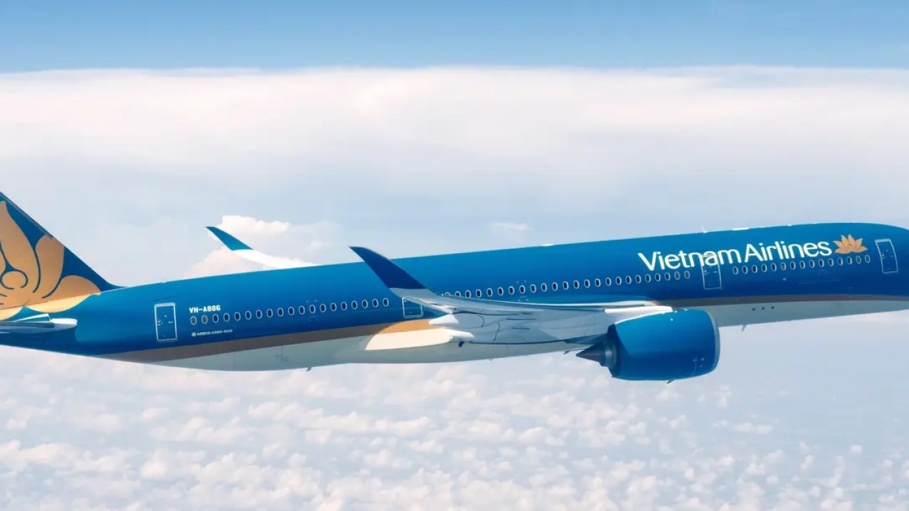 Vietnam_Airlines_in_flight.jpg